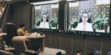 Gubernur Jambi mengikuti Rapat secara Virtual Bersama Kementerian Dalam Negeri RI dan Kementerian Kesehatan RI dalam rangka Pencabutan Pemberlakukan Pembatasan Kegiatan Masyarakat (PPKM), yang berlangsung di ruang Jambi Data Analtitik Centre (JDAC) Kantor Gubernur Jambi, Senin (02/01/2023). [Dok Kominfo Provinsi Jambi]