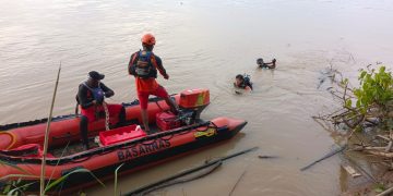 Tim SAR gabungan sedang melakukan proses pencarian korban yang diduga tenggelam di Sungai Batanghari, Desa Senaning, Kecamatan Pemayung, Kabupaten Batanghari, Minggu (22/1/2023). [Foto Basarnas Jambi]