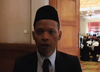 Ketua KPU Kota Jambi, Yatno, saat diwawancara awak media usai melakukan pelantikan PPS Pemilu 2024, di RCC, Kota Jambi, Selasa (24/1/2023). [Foto Aurduri.com/Reza Fender]