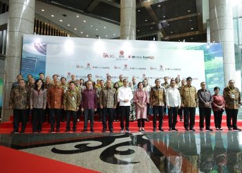 Momen foto bersama Presiden RI Joko Widodo dalam acara pembukaan Perdagangan Bursa Efek Indonesia Tahun 2023, di Main Hall Bursa Efek Indonesia, Jakarta, Senin (2/1/2023). [Foto OJK]