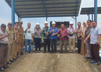 Direktur utama PT MMJ Arwin Parulian Saragih saat foto bersama dengan karyawan PT MMJ, Selasa (17/1/2023). [dok Aurduri.com/Deni]