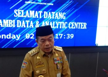Gubernur Provinsi Jambi, Al Haris, saat diwawancarai awak media, Senin (2/1/2023). [Foto Aurduri.com/Reza]