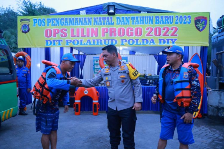 Kapolda DIY,  Irjen Pol Suwondo Nainggolan mengapresiasi Bripka Suharto, anggota Dit Polairud Polda DIY karena telah berhasil menyelamatkan seorang wisatawan yang hampir tenggelam di Pantai Parangtritis. (Foto Humas Polri)