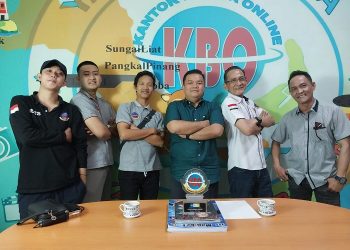 Momen foto bersama Arbi Leo (tengah), saat hadir sebagai narasumber dalam program Podcast di Kantor Berita Online Bangka Belitung (KBO Babel), Senin (2/1/2023). [foto PJS]