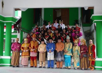Momen foto bersama Gubernur Jambi, Al Haris,pada peringatan Hari Amal Bhakti ke-77 Kementerian Agama Republik Indonesia 2023, di Halaman depan Kanwil Kemenag Provinsi Jambi, Selasa (3/1/2023). [dok Aurduri.com/Reza]