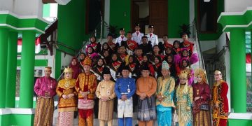 Momen foto bersama Gubernur Jambi, Al Haris,pada peringatan Hari Amal Bhakti ke-77 Kementerian Agama Republik Indonesia 2023, di Halaman depan Kanwil Kemenag Provinsi Jambi, Selasa (3/1/2023). [dok Aurduri.com/Reza]