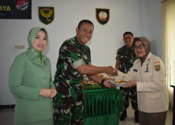 Kasrem 042/Gapu, Kolonel Inf Ali Aminudin, melakukan pemotongan tumpeng HUT ke-77 Kodam II/Sriwijaya tahun 2023, di ruang transit Makorem 042/Gapu, Selasa (3/1/2023). [Foto Penrem 042/Gapu]