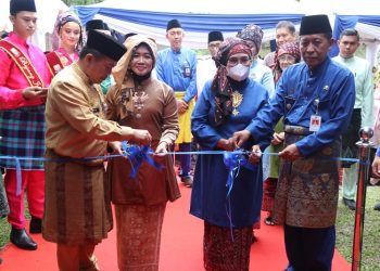 Prosesi potong pita oleh Gubernur Jambi, Al Haris bersama Wagub Abdullah Sani dalam pembukaan Pameran Jambi Mantap Expo 2023, yang berlangsung di Halaman Kantor Gubernur Jambi, Selasa (03/01/2023). [foto: Diskominfo/Agus]