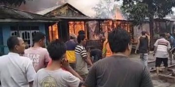 Masyarakat Nipah Panjang II, Kecamatan Nipah Panjang, Tanjungjabung (Tanjab) Timur, Jambi berjibaku memadamkan api, Rabu (4/1/2023) siang. [Foto Zabak.id/Firdaus]