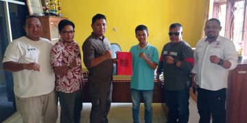 Pengurus DPC Pohuwato saat menyerahkan berkas pendaftaran organsiasi pers ke Kesbangpol Pohuwato, Kamis (05/01/2023). [dok PJS]
