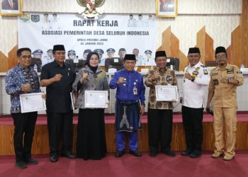Gubernur Jambi, Al Haris (tengah), saat Rakerda DPD APDESI Jambi di Kantor Gubernur Jambi, Kamis (5/1/2023). [Foto Diskominfo Provinsi Jambi]