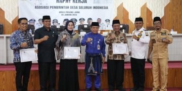 Gubernur Jambi, Al Haris (tengah), saat Rakerda DPD APDESI Jambi di Kantor Gubernur Jambi, Kamis (5/1/2023). [Foto Diskominfo Provinsi Jambi]