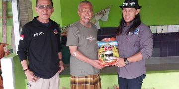 PJS dan KBO Babel menyerahkan sedekah kepada salah satu guru ngaji di Pondok Tahfizd Al Quran, Kamis (5/1/2023). [dok PJS]