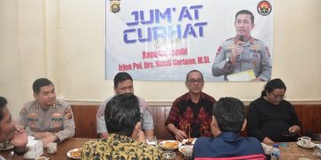 Kegiatan Jum'at Curhat yang dilakukan Polda Jambi mengundang sejumlah elemen dan organisasi masyarakat, di warung kopi kawasan Thehok, Kota Jambi, Jumat (6/1/2023). [Foto Humas Polda Jambi]
