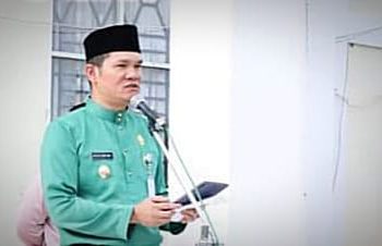 Wakil Wali Kota Sungaipenuh Alvia Santoni memimpin upacara peringatan Hari Ulang Tahun (HUT) ke-66 Provinsi Jambi tahun 2023, di lapangan Kantor Wali Kota Sungaipenuh, Jumat (6/1/2023). [Foto Aurduri.com/Wahyu]
