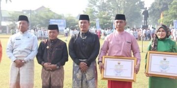 Kapolda Jambi, Irjen Pol Rusdi Hartono, berfoto bersama Gubernur Jambi dan pejabat lainnya usai pelaksanaan upacara peringatan Hari Ulang Tahun (HUT) ke-66 Provinsi Jambi l di lapangan Kantor Gubernur Jambi, Jumat (6/1/2023). [Foto Humas Polda Jambi]