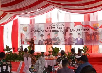 Gubernur Jambi, Al Hari, saat memberi kata sambutan pada acara Penutupan Karya Bhakti TNI Korem 042/Garuda Putih (Gapu), di Desa Kilangan Kecamatan Muarabulian Kabupaten Batanghari, Sabtu (7/1/2023). [Foto Diskominfo Provinsi Jambi]