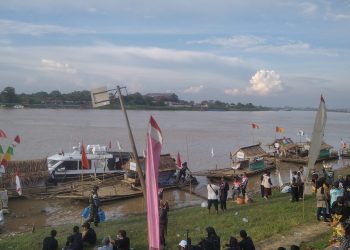 Perahu rakit yang terbuat dari bambu Tim Ekspedisi Milir Berakit tiba di Kota Jambi, Tepatnya di Taman Tanggo Rajo. [Foto Syarifuddin Nasution]