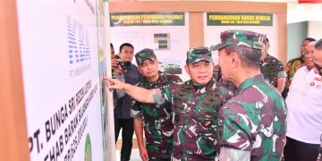 Kasad Jenderal TNI Dr. Dudung Abdurachman saat meninjau 14 unit rumah dinas dan barak prajurit serta rehab Masjid Al Askaria Korem 143/HO [dok Dispenad]