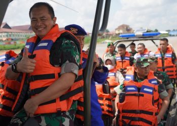 Kasiops Kasrem 042/Gapu Kolonel Inf Ibnu Suharmanto, mengacungkan jempol saat melakukan uji coba RIB milik Denbekang II-44-02/Jambi di Dermaga Ditpolairud Polda Jambi, Selasa (10/1/2023). [Foto Penrem 042Gapu/Hatta]