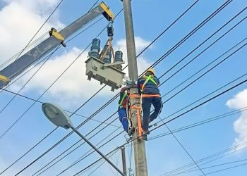 Proses Pemasangan Gardu Induk Kualatungkal. [Foto Aurduri.com/Wahyu Jati]