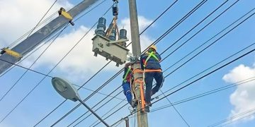 Proses Pemasangan Gardu Induk Kualatungkal. [Foto Aurduri.com/Wahyu Jati]
