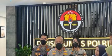 Kepala Divisi Humas Polri, Irjen Pol Dedi Prasetyo, saat memberikan keterangan resmi di Mabes Polri. [Foto Humas Polri]