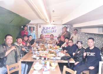 Kegiatan program Jum'at Curhat Polda Jambi bersama komunitas sepeda motor, di Best Kopi Tiam, Mall Lippo, Kota Jambi, Jumat (13/01/2023). [Foto Humas Polda Jambi]