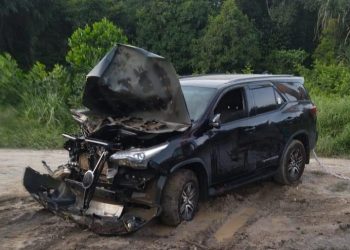 Mobil Ketua DPRD Tanjab Barat yang mengalami kecelakaan tunggal di Desa Serdang Jaya, Kecamatan Betara, Tanjab Barat, Jumat sore (13/1/2023). [Foto Syarifuddin Nasution]