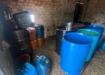 Ditemukan 2 ribu liter minyak solar di rumah tersangka penyalahgunaan BBM subsidi, di Tanjab Barat, Jambi, Jumat (13/1/2023). [Foto Aurduri.com/Wahyu]