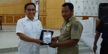 Anggota Komisi V DPR RI dari fraksi PAN, A Bakri, saat pertemuan bersama para kepala desa penerima manfaat APBN di Ruang Pola Kantor Bupati Tanjab Barat, Senin (16/01/2023).. [Foto Ahmad Firdaus]