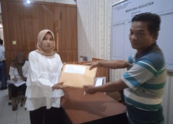 Kelompok tani saat menyerahkan dokumen ke pihak Polisi, Rabu (18/01/2023). [dokumen istimewa]