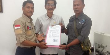 Pengurus DPC PJS Indramayu saat menerima SKT dari kantor Kesbangpol Indramayu, Rabu (18/01/2023). [Foto PJS Indramayu]