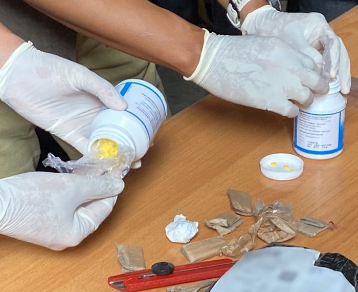 Barang bukti obat ilegal yang diamankan Beacukai dan BPOM Jambi. [Foto Aurduri.com/Reza]