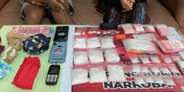Sepasang kekasih tersangka pengedar Narkoba jenis sabu beserta barang bukti saat diamankan Polres Tanjab Barat, Jambi. [Foto Humas Polres Tanjabbar]