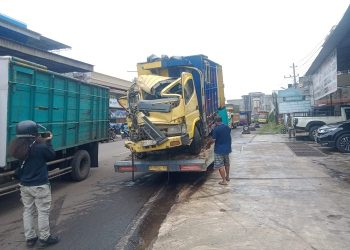 Satu unit truk dievakuasi setalah alami kecelakaan di Jalan Lingkar Timur I, Kelurahan Eka Jaya, Kecamatan Paal Merah, Kota Jambi, Kamis pagi (19/1/2023). [Foto Aurduri.com/Reza]
