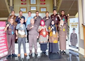 Komisioner dan staf KI Babel berkunjung ke kejaksaan tinggi (Kejati) Kepulauan Bangka Belitung (Kep Babel), Kamis (19/01/2023). [dok PJS]