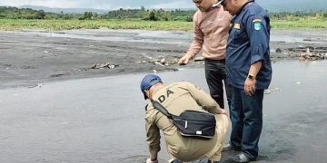 Kepala Bidang Sumber Daya Air (SDA) Dinas PUPR Provinsi Jambi, Yazzer Arafat, meninjau langsung ke Desa Sungai Rumpun, Senin (23/1/2023). [dok Aurduri.com/Wahyu]
