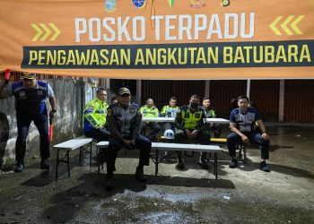 Opersasi gabungan pengawasan dan penindakan truk batu bara yang melintas di ruas jalan Kota Jambi, Senin dinihari (23/1/2023). [Foto Aurduri.com/Wahyu]