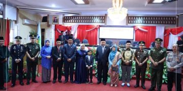 Foto bersama para pejabat yang hadir dalam Rapat Paripurna DPRD Kota Sungaipenuh, di Gedung Aula Kantor DPRD Kota Sungaipenuh, Selasa (24/1/2023). [Foto Aurduri.com/Wahyu]