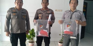 Satnarkoba Polres Pohuwato saat mengamankan barang bukti di TKP, Senin (23/01/2023). [dok PJS/Vanda Waraga]