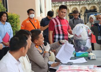 Konferensi pers kasus kekerasan seksual di halaman Mapolres Tanjab Barat, Rabu (25/1/2023). [Foto Aurduri.com/Wahyu]