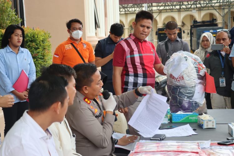 Konferensi pers kasus kekerasan seksual di halaman Mapolres Tanjab Barat, Rabu (25/1/2023). [Foto Aurduri.com/Wahyu]