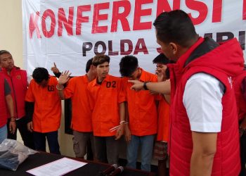 Sepuluh pelaku ditampilkan pada saat saat gelar konferensi pers, Rabu (25/01/2023). [dok Aurduri.com/Wahyu]
