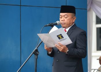 Gubernur Jambi Al Haris, menjadi inspektur upacara pada acara Hari Bhakti ke 73 Imigrasi Tahun 2023, di Halaman Kantor Wilayah Kementerian Hukum dan Hak Asasi Manusia (Kanwil Kemenkumham) Provinsi Jambi, Kamis (26/01/2023). [Foto: Diskominfo Provinsi Jambi/Agus]