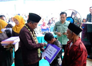 Wagub Jambi, Abdullah Sani memberikan dana santunan krpada anak yatim pada Gebyar Undian Tabungan Anggota Koperasi dan Simpanan Anak Sekolah KUD Karya Mukti di Desa Harapan Karya Mukti, Kecamatan Pelepat Ilir Kabupaten Bungo, Kamis (26/01/2023). [Foto Syafei]