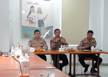 Silaturahmi antara Kapolda Jambi dan pengemudi Ojek Online di Kota Jambi, Jumat (27/1/2023). [Foto Aurduri.com/Ega]