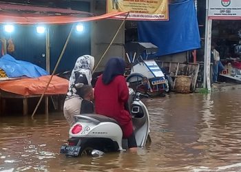Kondisi kawasan Siswa, Kelurahan Tungkat IV, Kota, Kecamatan Tungkal Ilir, Tanjab Barat yang tergenang banjir rob. [Foto Aurduri.com/Wahyu]