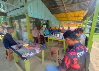 Kegiatan Jum'at Curhat yang digelar Polsek Pemayung di Desa Simpang Kubukandang. [Foto Arian Arifin]