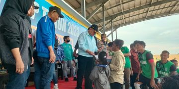 Gubernur Jambi, Al Haris, saat penutupan Gubernur Cup 2023 di stadion Sri Maharaja Batu, Kabupaten Tebo, Sabtu (28/01/2023). (Foto Riki)
